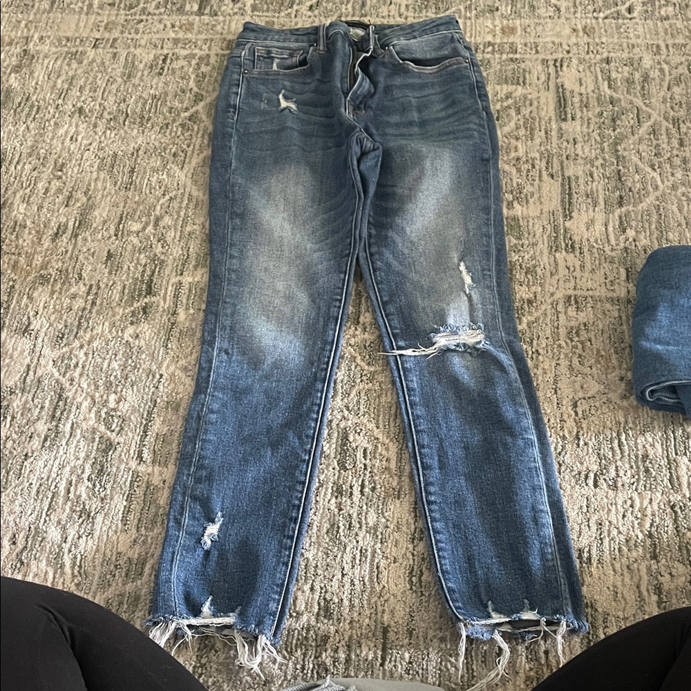 Stylish Distressed Cropped Jeans in Blue